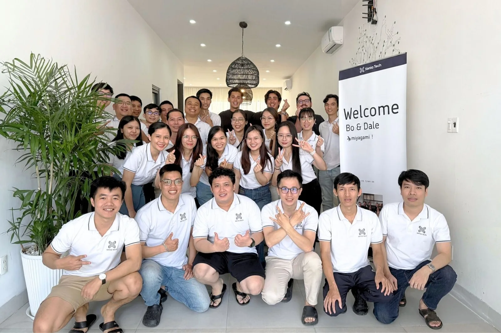 L'équipe d'ingénieurs de Miyagami dans les bureaux de Da Nang